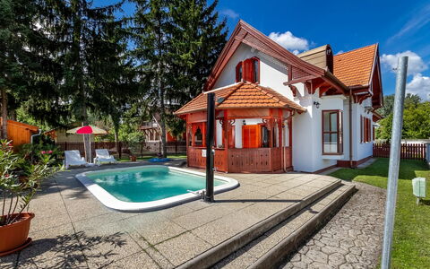 Ruby 1: Cielo, Planta, Edificio, Nube, Agua, Árbol, Piscina, Casa, Sombra, Madera