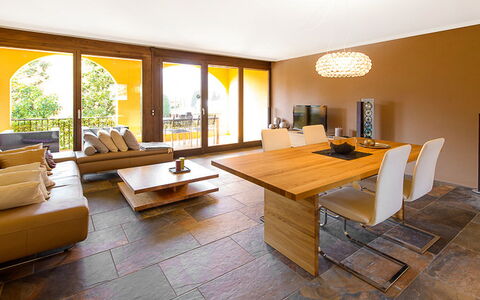 Giardino: Habitación, Mueble, Propiedad, Suelo, Diseño De Interiores, Sala, Edificio, Suelos De Madera, Madera Dura, Mesa