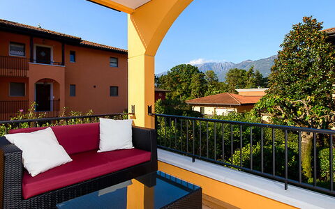 Giardino: Edificio, Cielo, Propiedad, Sofá, Planta, Ventana, Naturaleza, Azur, Sombra, Árbol