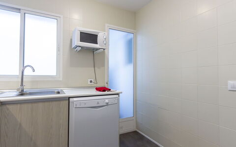 Chamartin-Ciudad Ramos Carrion: Fregadero, Lavabo, Edificio, Grifo, Gabinetes, Ventana, Madera, Suelo, Piso