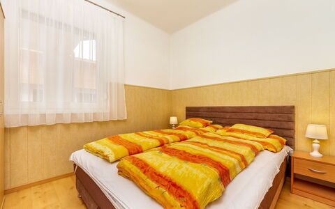 Grand Jardin: Mueble, Edificio, Comodidad, Ventana, Madera, Textil, Diseño De Interiores, Sombra, Marco De La Cama, Lámpara