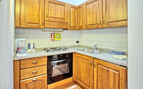 Certaldo: Mostrador, Gabinetes, Habitación, Propiedad, Cocina, Mueble, Amarillo, Bienes Raíces, Edificio, Casa