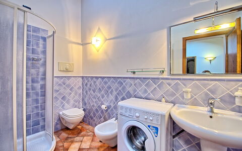 Certaldo: Baño, Propiedad, Habitación, Diseño De Interiores, Bienes Raíces, Edificio, Cuarto De Lavado, Casa, Casa, Loseta