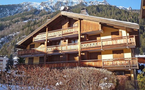 Les Capucins: Cielo, Edificio, Montaña, Propiedad, Planta, Ventana, Nieve, Casa, Árbol, Paisaje Natural