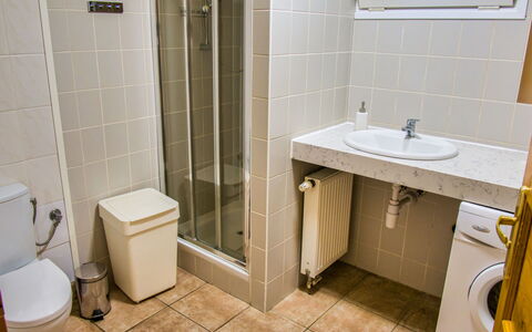 Wielkie Leźno: Espejo, Propiedad, Arreglo De Tubería, Lavabo, Baño, Grifo, Lavabo Del Baño, Azul, Púrpura