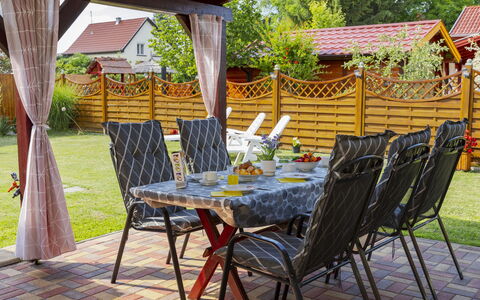 Hibiscus: Mueble, Mueble Para Exteriores, Mesa Al Aire Libre, Silla, Jardín, Patio Interior, Sombra, Patio, Manchas De Madera, Césped