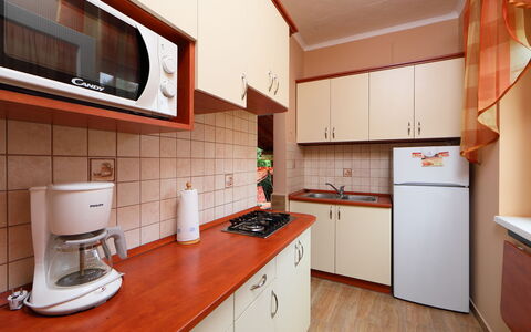 Hibiscus: Mostrador, Gabinetes, Mueble, Propiedad, Aparato De Cocina, Estufa De Cocina, Cocina, Edificio, Electrodoméstico, Madera