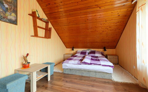 Hibiscus: Mueble, Edificio, Propiedad, Madera, Comodidad, Diseño De Interiores, Arquitectura, Piso, Ventana, Suelo
