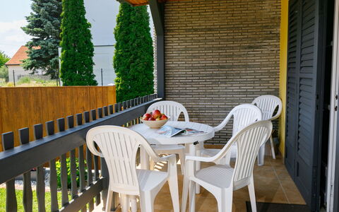 Hibiscus: Mesa, Mueble, Edificio, Silla, Árbol, Madera, Sombra, Planta, Vajilla, Mueble Para Exteriores