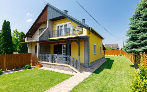 Hibiscus: Edificio, Planta, Cielo, Ventana, Árbol, Casa, Porche, El Terreno Del Lote, Hierba, Cabaña