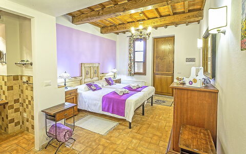 Villa Amadeo: Habitación, Propiedad, Mueble, Diseño De Interiores, Habitación, Edificio, Suite, Púrpura, Cama, Amarillo
