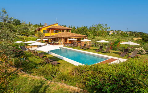 Villa Amadeo: Cielo, Agua, Planta, Piscina, Paisaje Natural, Sombra, Rectángulo, Edificio, Mueble Para Exteriores, Arecales