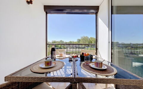 Le Grau du Roi 135: Cocina Y Comedor Mesa, Techo, Madera Dura, Silla, Manchas De Madera, Balcón, Diseño, Comedor, Suelos De Madera, Aluminio