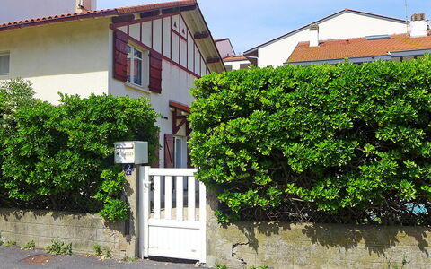 Jean Michel: Planta, Edificio, Propiedad, Ventana, Cielo, Casa, El Terreno Del Lote, Vegetación, Barrio