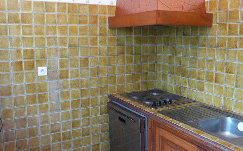 Jean Michel: Loseta, Mostrador, Propiedad, Habitación, Cocina, Suelo, Piso, Pared, Gabinetes, Mueble