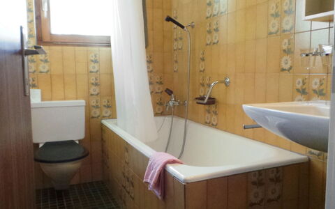 Memory: Baño, Habitación, Propiedad, Bañera, Arreglo De Tubería, Loseta, Pared, Grifo, Diseño De Interiores, Suelo