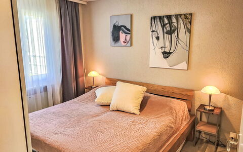 Collina Verde B: Mueble, Cama, Habitación, Diseño De Interiores, Lecho, Pared, Sábana, Suelo, Madera, Piso