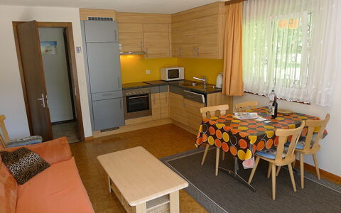 Amara: Habitación, Mueble, Propiedad, Diseño De Interiores, Edificio, Sala, Suelo, Amarillo, Casa, Comedor