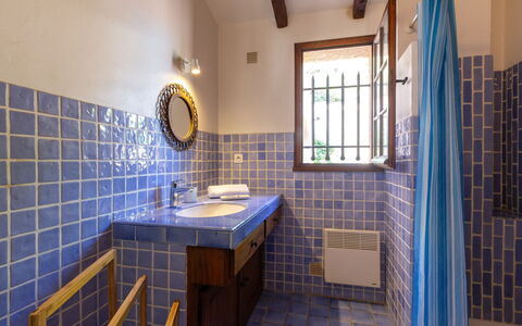 La Baïassière: Espejo, Arreglo De Tubería, Propiedad, Lavabo, Grifo, Ventana, Púrpura, Baño, Diseño De Interiores, Suelo