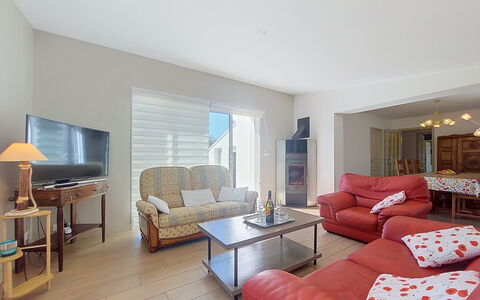 Sables Blancs: Mueble, Piso, Sofá, Suelo, Diseño De Interiores, Madera, Techo, Sala, Habitación, Casa
