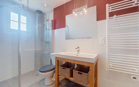 Sables Blancs: Baño, Arreglo De Tubería, Piso, Diseño De Interiores, Pared, Suelo, Lavabo Del Baño, Grifo, Techo, Lavabo