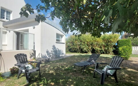 Sables Blancs: Jardín, Sombra, Césped, Paisajismo, Inmuebles, Yarda, Cabaña, Patio Interior, Mueble Para Exteriores, Villa