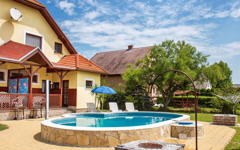 Balatonmariafurdo 106: Nube, Cielo, Planta, Agua, Propiedad, Edificio, Azur, Sombra, Árbol, Piscina