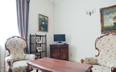 Rynek Starego Miasta: Mueble, Diseño De Interiores, Madera, Piso, Marco, Habitación, Encendiendo, Suelo, Mesa, Sala