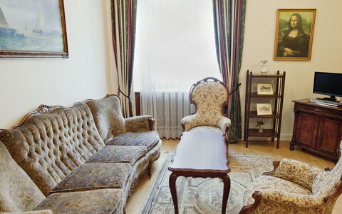 Rynek Starego Miasta: Mueble, Diseño De Interiores, Sofá, Sala, Piso, Suelo, Habitación, Encendiendo, Silla, Cortina