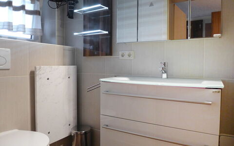 Edelmann: Baño, Propiedad, Habitación, Mueble De Baño, Grifo, Arreglo De Tubería, Diseño De Interiores, Lavabo, Mueble, Accesorio De Baño