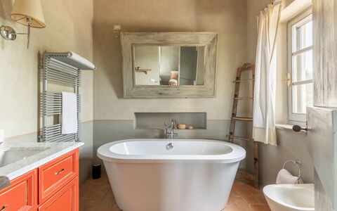 Villa Danilo: Espejo, Grifo, Arreglo De Tubería, Propiedad, Mueble De Baño, Lavabo, Bañera, Gabinetes, Lavabo Del Baño, Baño