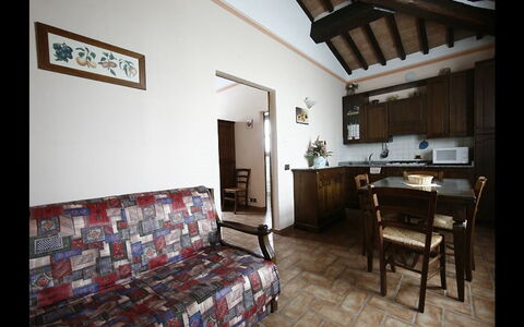 Sanguineto: Habitación, Propiedad, Edificio, Mueble, Diseño De Interiores, Casa, Sala, Bienes Raíces, Suelo, Desván