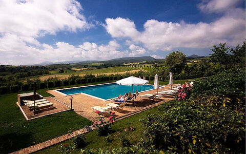 Sanguineto: Nube, Agua, Cielo, Planta, Paraguas, Piscina, Paisaje Natural, Mueble Para Exteriores, Árbol, Sombra