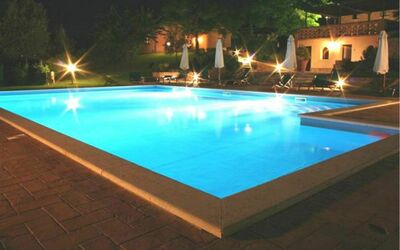 Sanguineto: Agua, Piscina, Planta, Azur, Rectángulo, Ventana, Material Compuesto, Ocio, Edificio