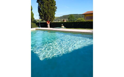 Villa Alabastro: Piscina, Piso, Losa, Material Compuesto, Sombra, Jardín, Loseta, Fuente De Agua, Hormigón, Mueble Para Exteriores