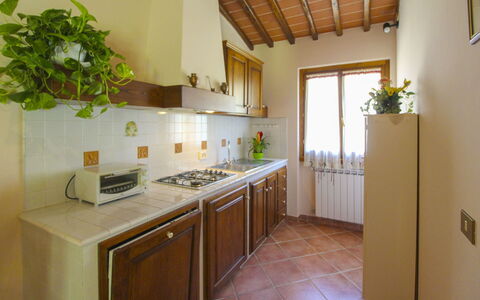 Le Balze: Cocina, Mostrador, Madera, Diseño De Interiores, Aparato De Cocina, Piso, Mueble, Electrodoméstico, Habitación, Encendiendo
