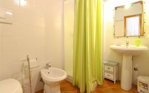Le Balze: Piso, Suelo, Diseño De Interiores, Arreglo De Tubería, Lavabo Del Baño, Habitación, Lavabo, Plomería, Baño, Cortina