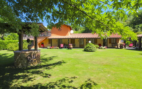 Le Balze: Casa, El Terreno Del Lote, Jardín, Césped, Techo, Sombra, Cabaña, Primavera, Hacienda, Patio Interior