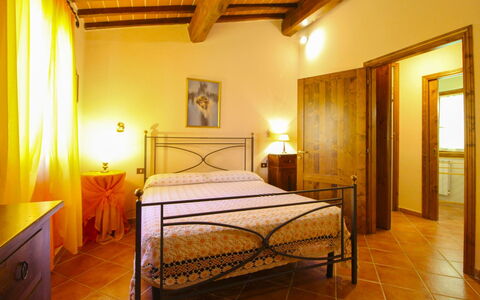 Le Balze: Mueble, Diseño De Interiores, Piso, Techo, Suelo, Cama, Habitación, Habitación, Marco De La Cama, Linos