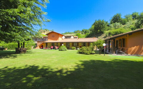 Le Balze: Hierba, Casa, Arbusto, Paisaje, Barrio Residencial, Inmuebles, Techo, Cabaña, Casa