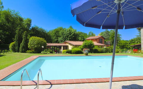 Le Balze: Piscina, Azul, Recurso, Mueble Para Exteriores, Ocio, Material Compuesto, Eco Hotel, Sombra, Hacienda, Fuente De Agua
