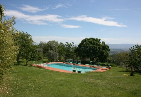 Agriturismo Bevignano: Nube, Cielo, Planta, Piscina, Paisaje Natural, Agua, Árbol, El Terreno Del Lote, Cuerpo De Agua, Sombra