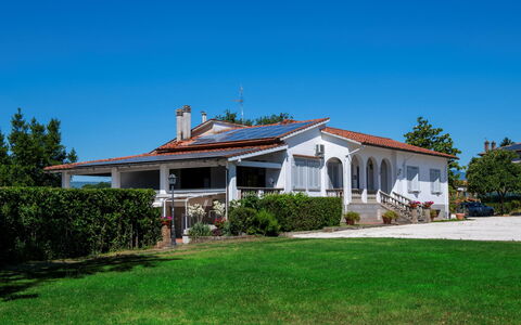 Casa Grion: Casa, Casa, Barrio Residencial, Arbusto, Techo, Inmuebles, Cabaña, Casa De Campo, Porche, Hacienda