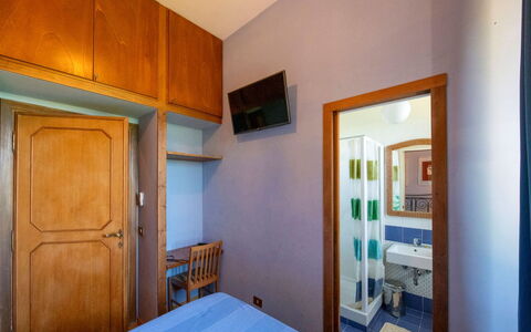 Casa Grion: Pared, Madera, Diseño De Interiores, Suelo, Piso, Techo, Habitación, Mueble, Cama, Habitación