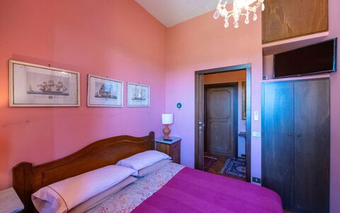 Casa Grion: Pared, Diseño De Interiores, Suelo, Habitación, Puerta, Rosado, Cama, Departamento, Sábana, Marco De La Cama