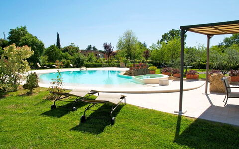 Pieve di Sant Ippolito: Agua, Planta, Cielo, Edificio, Piscina, Azur, Árbol, Sombra, Mueble Para Exteriores, Hierba