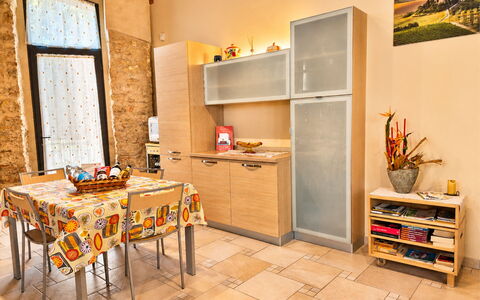 Pieve di Sant Ippolito: Mueble, Diseño De Interiores, Piso, Madera, Suelo, Cocina, Electrodoméstico, Habitación, Mostrador, Techo