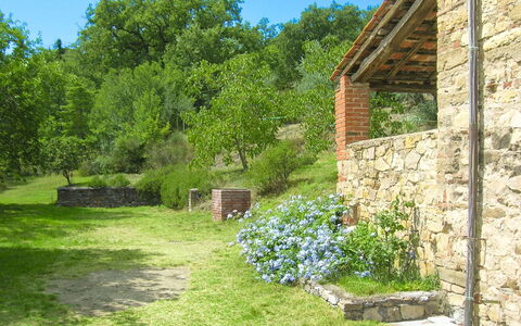 Casa Rossa: Arbusto, Jardín, Planta De La Comunidad, Área Rural, Cobertura Del Suelo, Pared De Piedra, Primavera, Patio Interior, Ladrillo