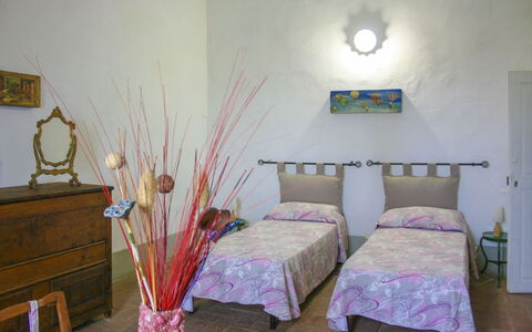 Casa Rossa: Cama, Habitación, Mueble, Lecho, Sábana, Diseño De Interiores, Linos, Textil, Suelo, Piso