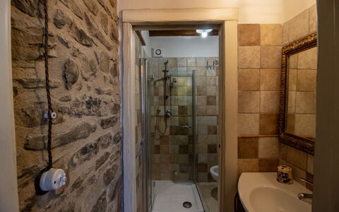 La Casa di Pino: Pared, Arreglo De Tubería, Baño, Piso, Suelo, Diseño De Interiores, Plomería, Encendiendo, Habitación, Techo